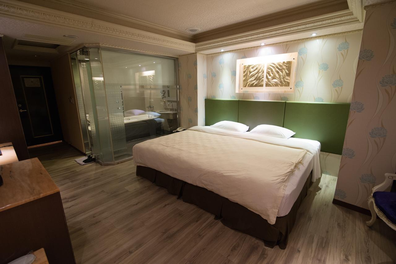 Mila Hotel Taichung Exterior photo