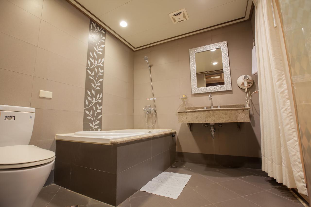 Mila Hotel Taichung Exterior photo
